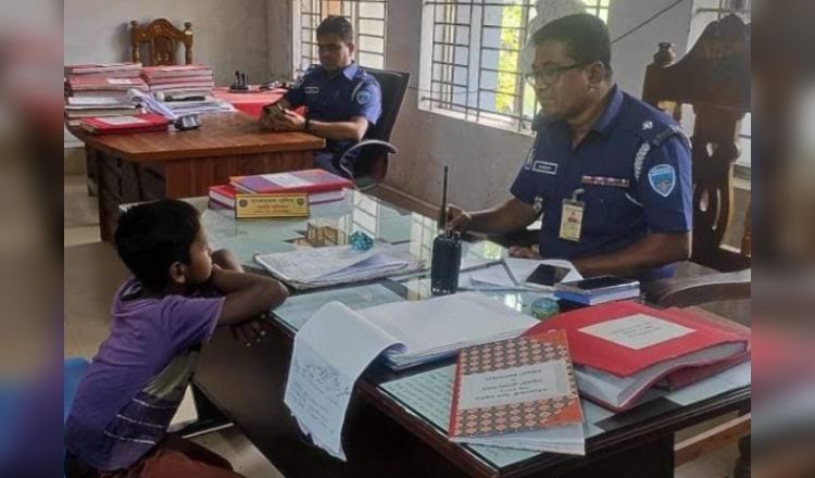 বাবা-মায়ের ঝগড়া থামাতে থানায় হাজির শিশু!